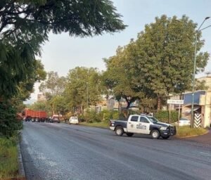 Un motociclista resultó lesionado tras ser embestido por un camión de volteo al poniente de Morelia