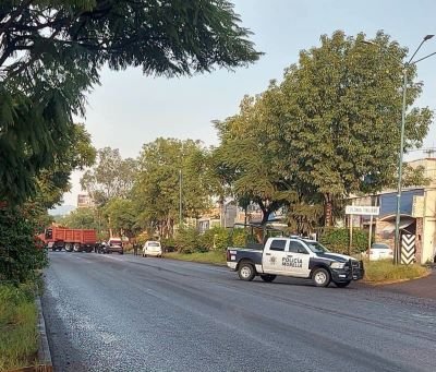Un motociclista resultó lesionado tras ser embestido por un camión de volteo al poniente de Morelia