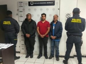Tres sujetos que intentaban ingresar a una notaria en la colonia Nueva Valladolid de Morelia, fueron detenidos