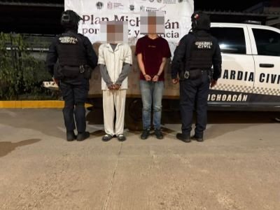 Sorprendidos con varias dosis de marihuana y una motocicleta con alteraciones en sus medios de identificación, fueron detenidos dos hombres en Morelia
