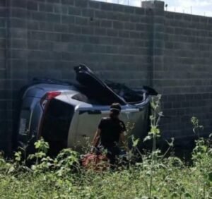 El cuerpo de un hombre sin vida quedó dentro de una camioneta volcada a un costado de la carretera Puruándiro-Cuitzeo