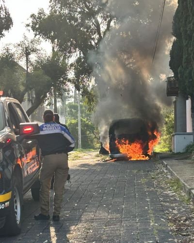 Un vehículo se incendió este martes sobre la calle Paseo de los Eucaliptos de Morelia