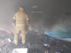 Se registró un incendio de ropa y basura dentro de una vivienda abandonada en la colonia Ejidal Tres Puentes