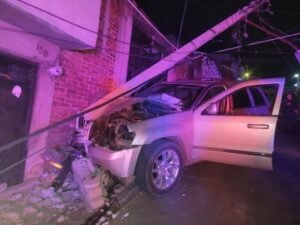 Se estrella contra poste en Tacámbaro y deja cables energizados regados sobre la calle